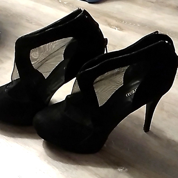 Le Chateau black mesh heels - Picture 2 of 4